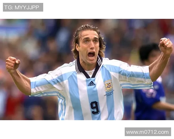 前足球明星的传奇人生与成就盘点及其对足球的影响分析